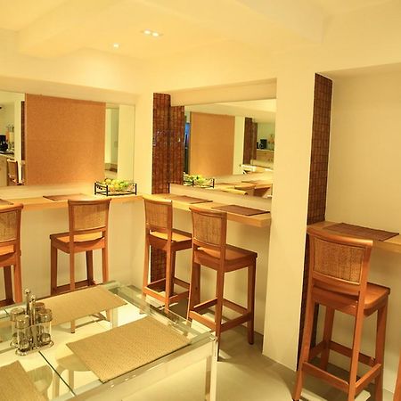 Silom One Bed & Breakfast Bangkok Bagian luar foto