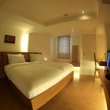 Silom One Bed & Breakfast Bangkok Bagian luar foto