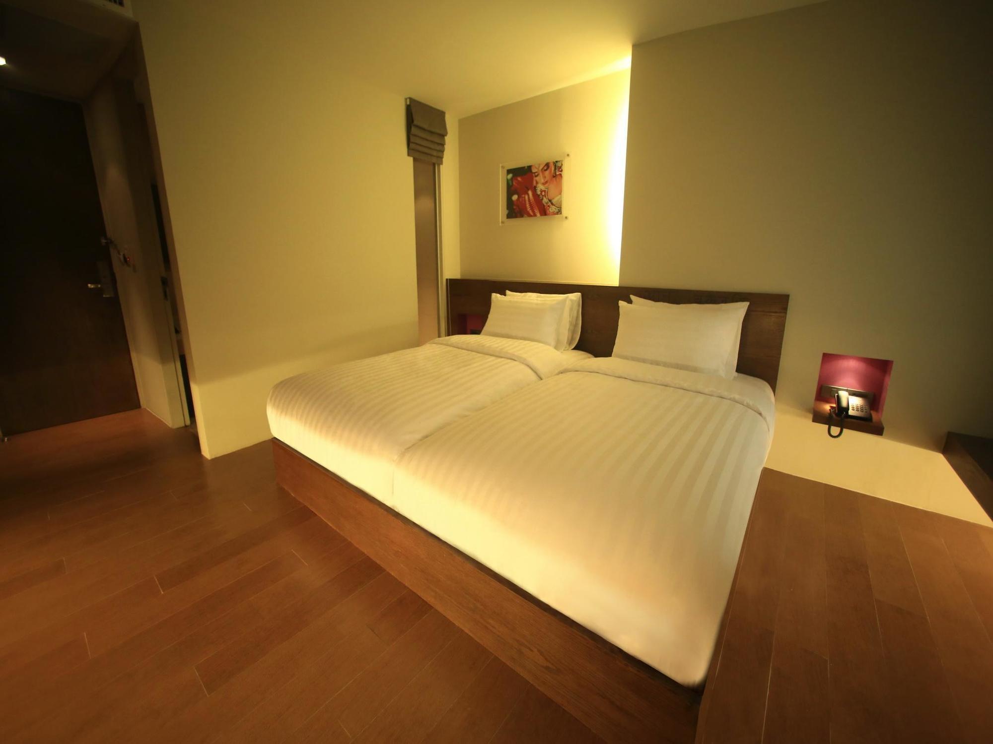 Silom One Bed & Breakfast Bangkok Bagian luar foto