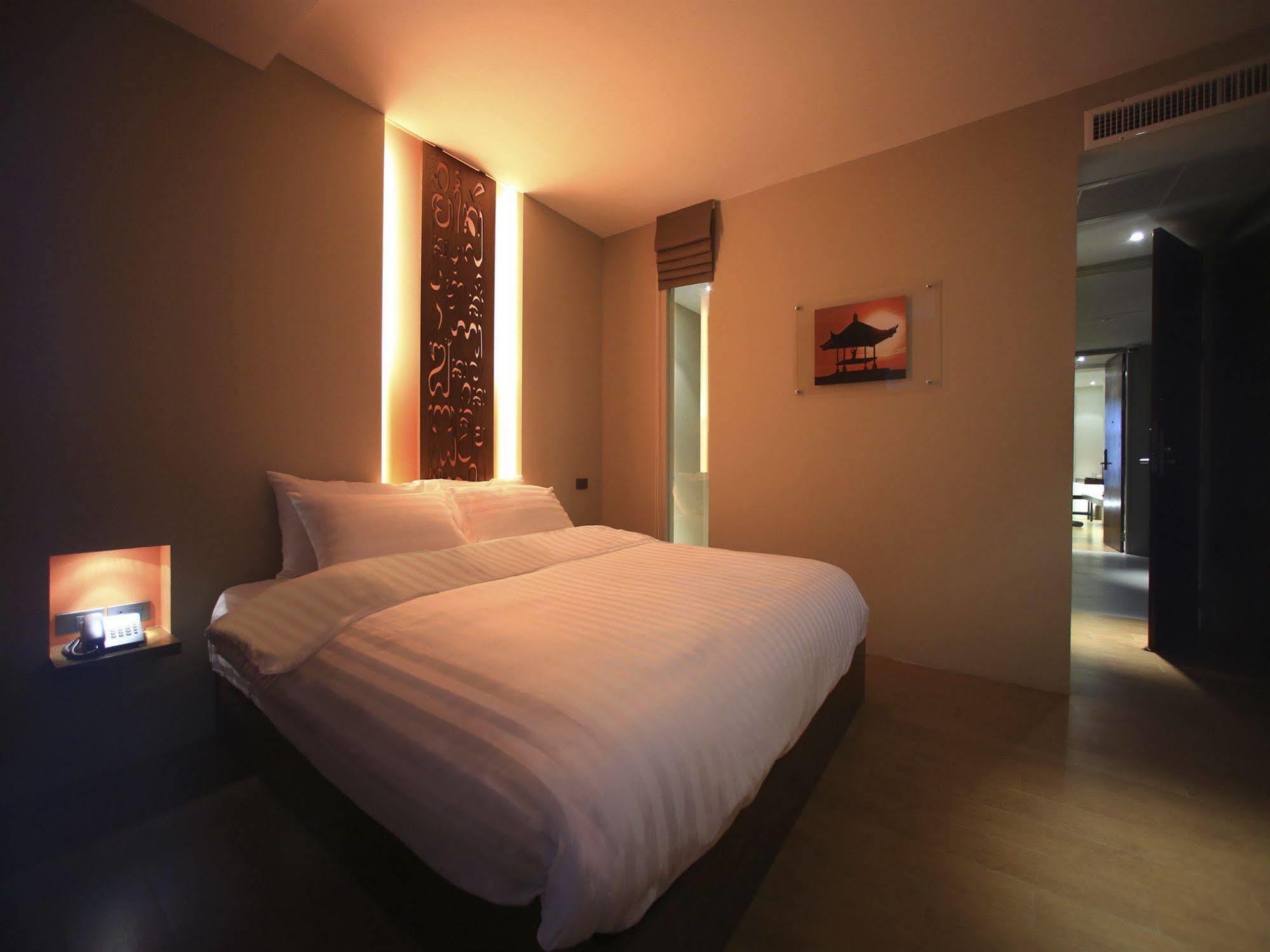 Silom One Bed & Breakfast Bangkok Bagian luar foto