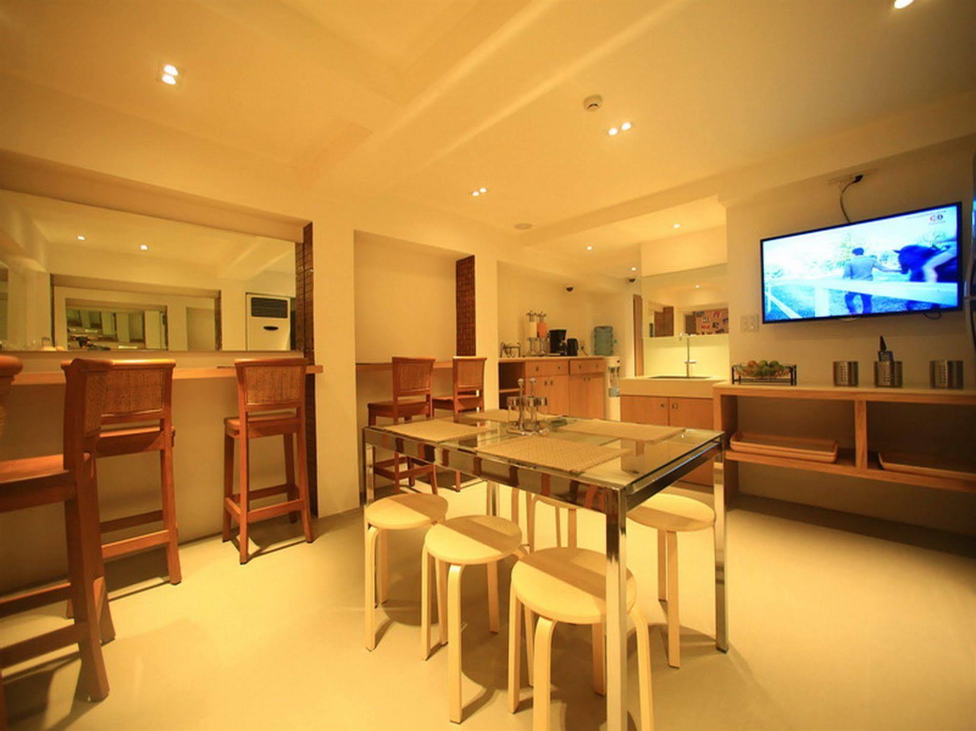 Silom One Bed & Breakfast Bangkok Bagian luar foto