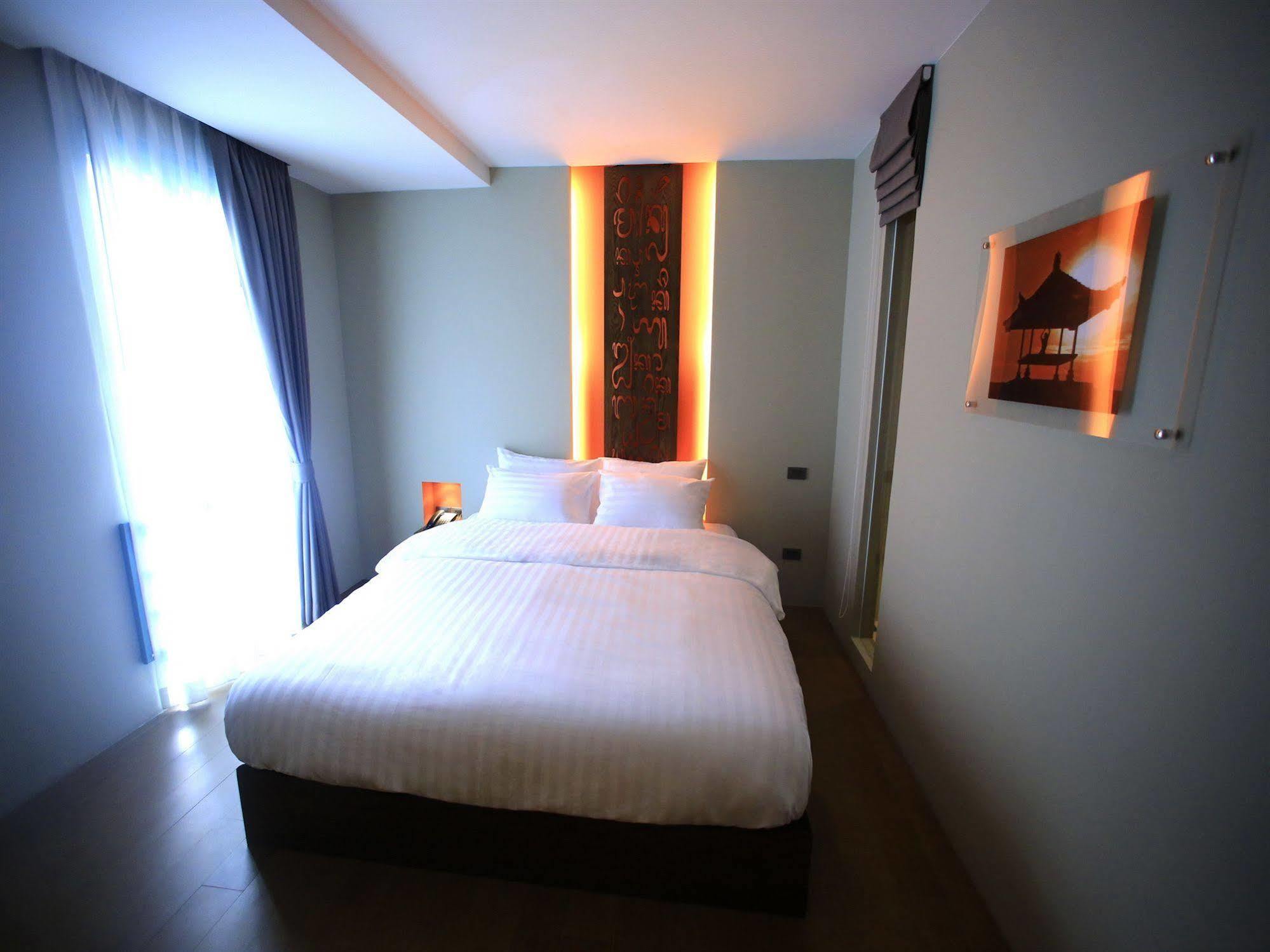 Silom One Bed & Breakfast Bangkok Bagian luar foto