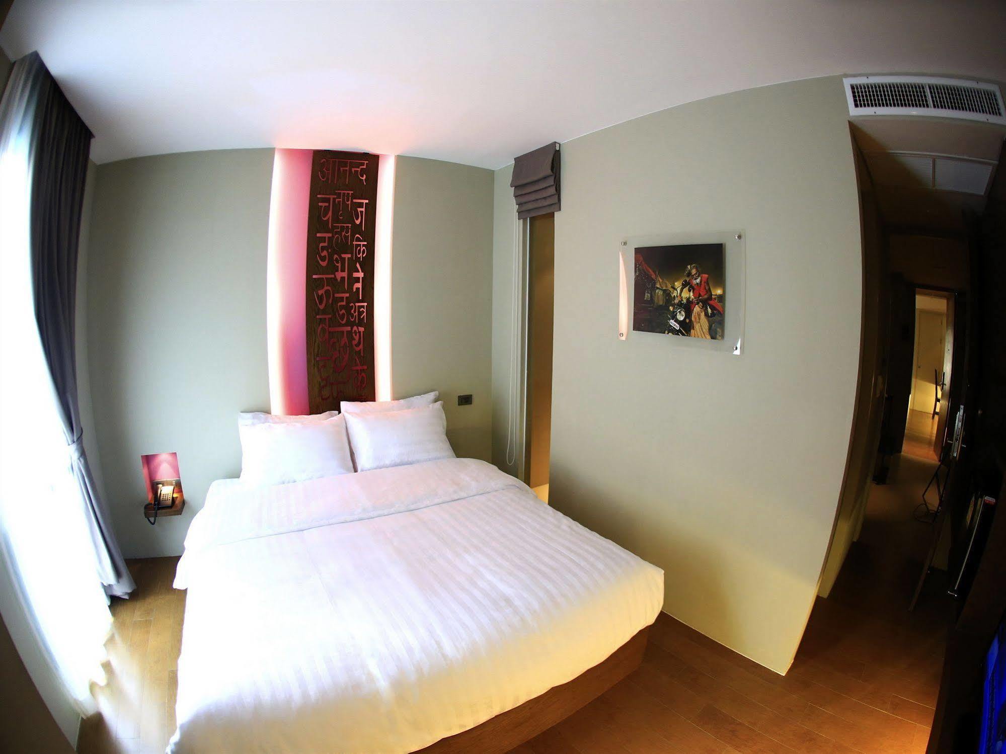 Silom One Bed & Breakfast Bangkok Bagian luar foto