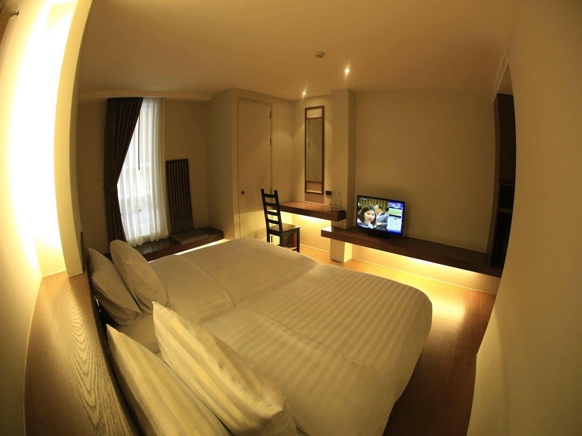 Silom One Bed & Breakfast Bangkok Bagian luar foto