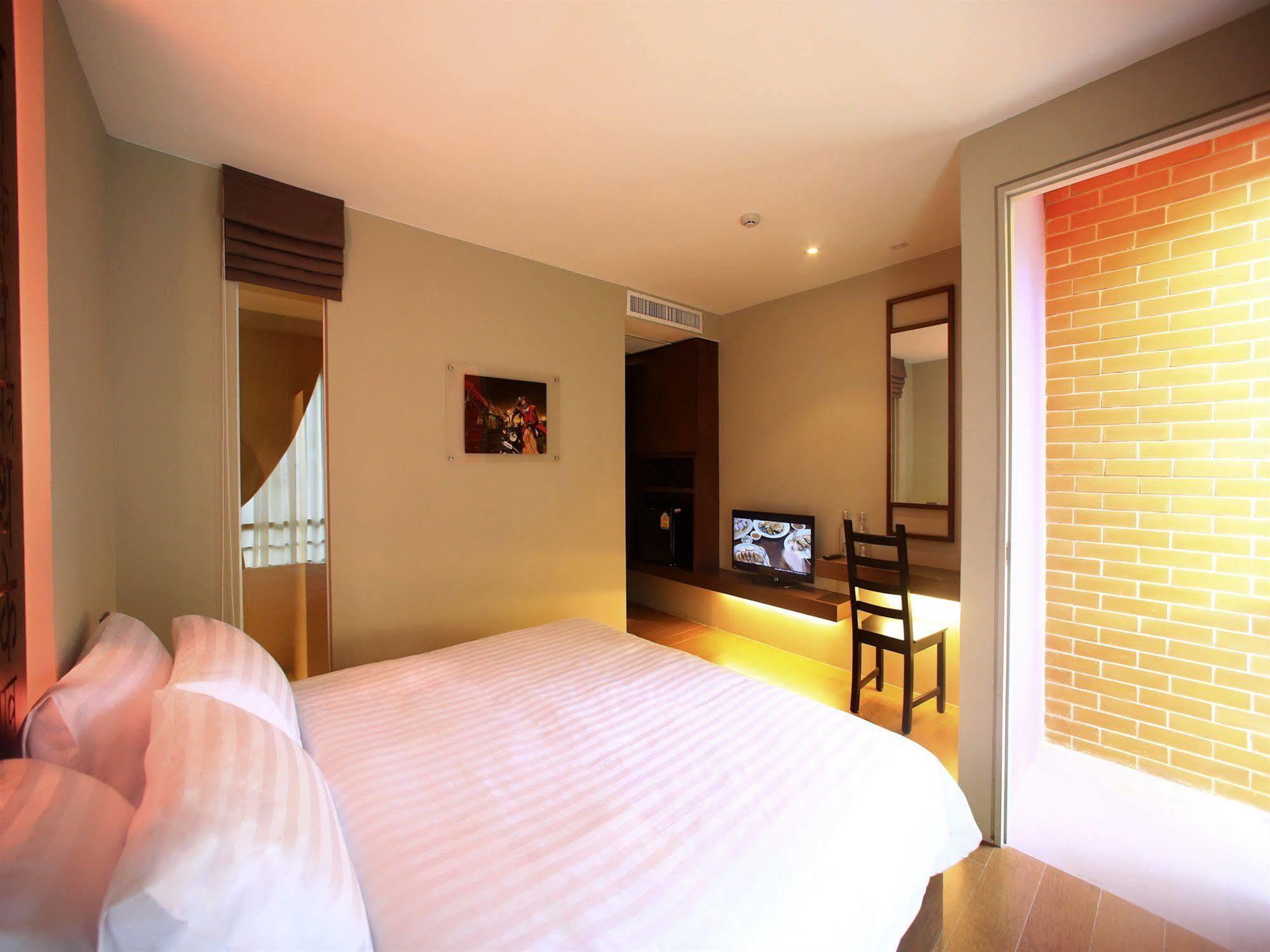 Silom One Bed & Breakfast Bangkok Bagian luar foto