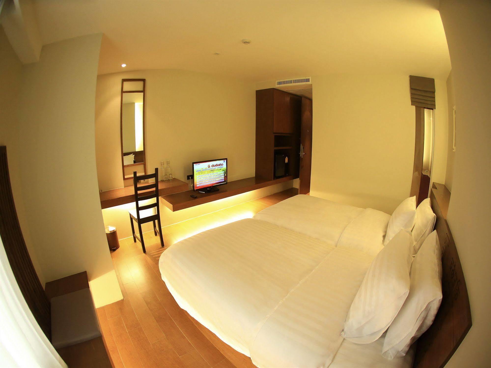 Silom One Bed & Breakfast Bangkok Bagian luar foto